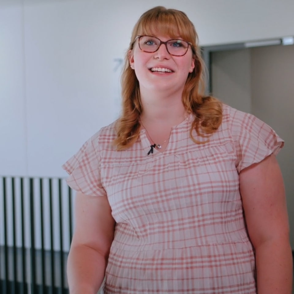 Unsere Mitarbeiterin Corinna Kochhan erzählt in einem Video über Ihre Erfahrungen bei uns.